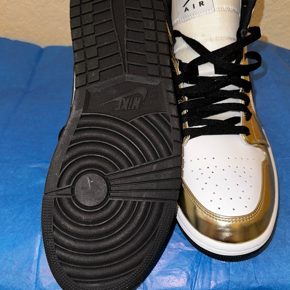 AIR JORDAN 1 Mid Metallic Gold DC1419-700 Size 10.5 - Picture 3 of 7